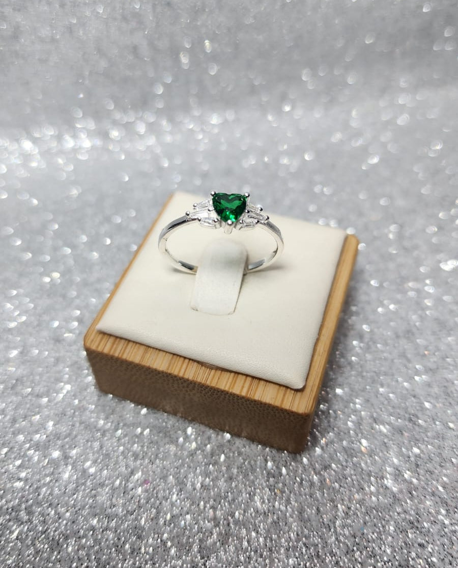 Anillo Dama Diseño Corazón Verde esmeralda con microcircones P.925