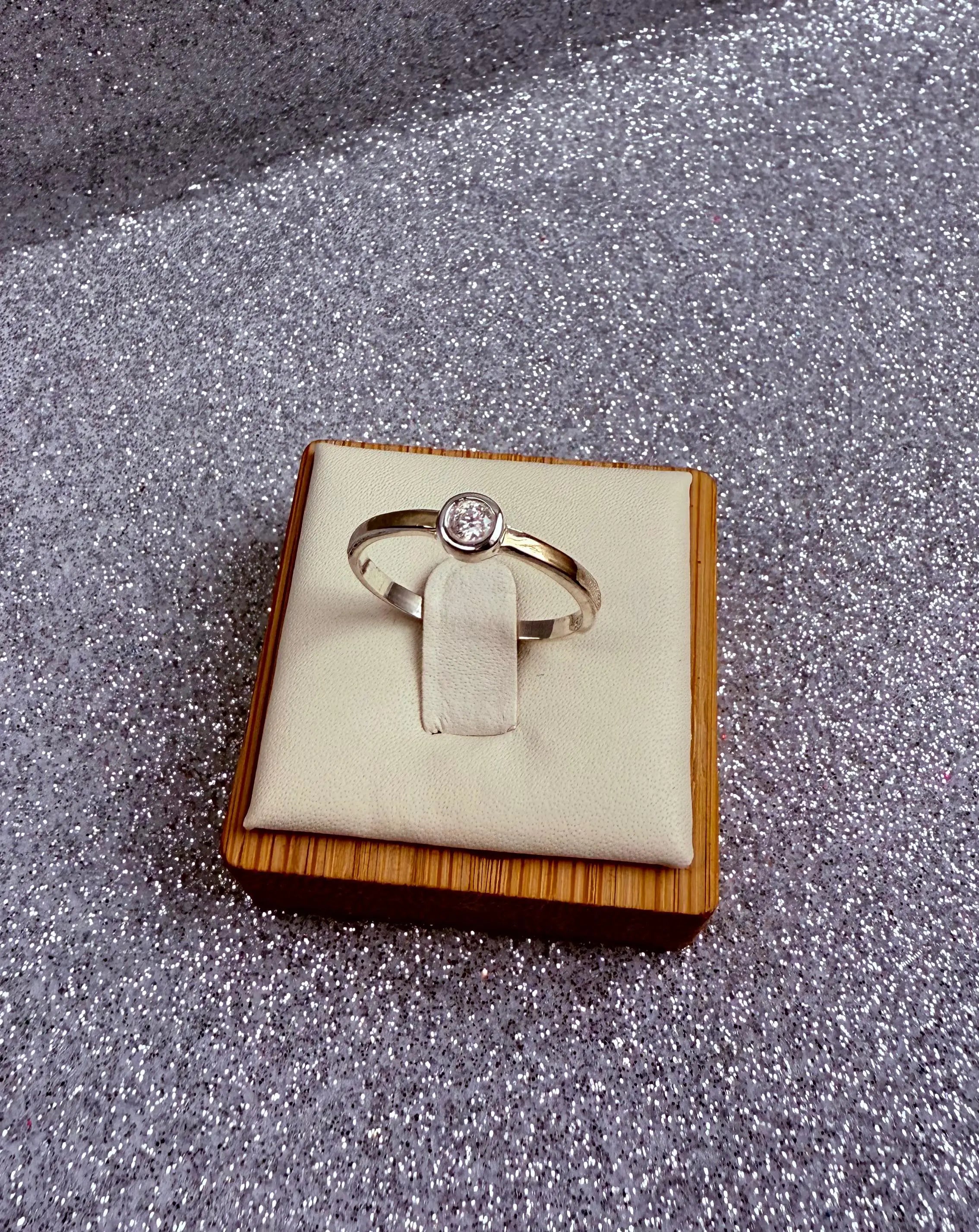 Anillo Dama Diseño Punto de luz circon