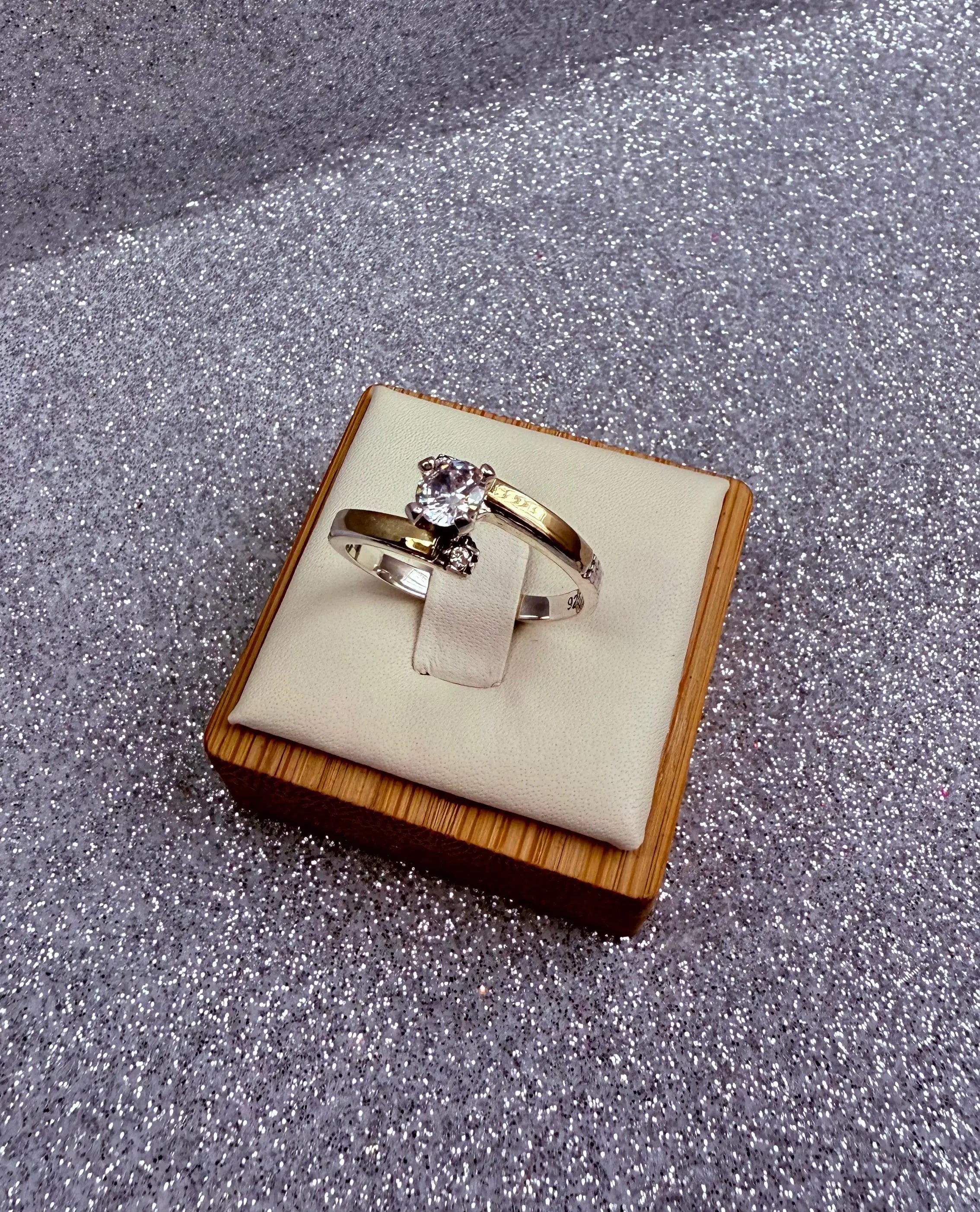 Anillo Dama Diseño brazo abierto Circón