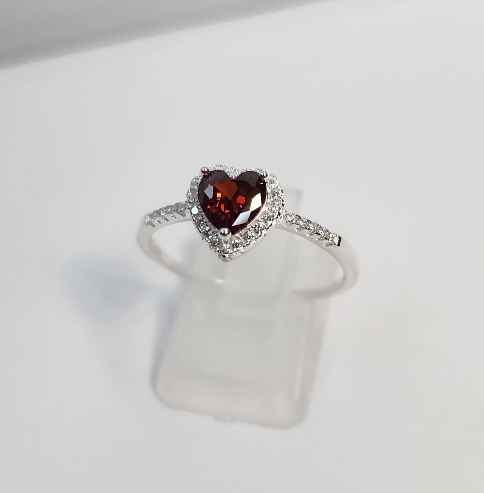 Anillo Dama diseño Corazón Circón Rojo Grande con incrustación de Microcircones