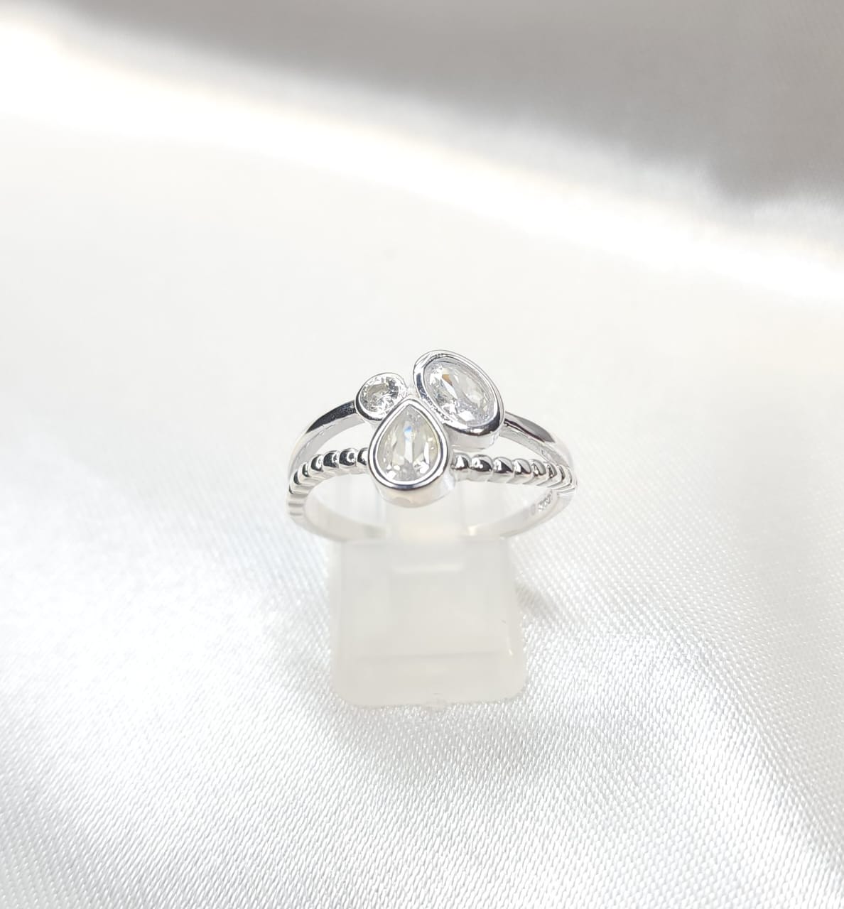 Anillo Dama Diseño Trilogia de circones