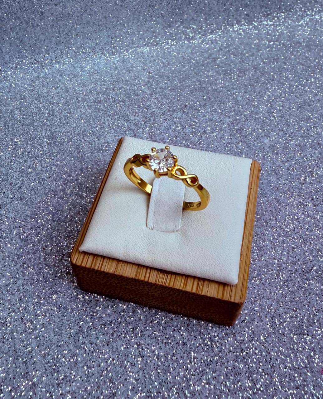 Anillo dama Diseño Infinito Circón  en Plata 925 con Baño de Oro 18kilates