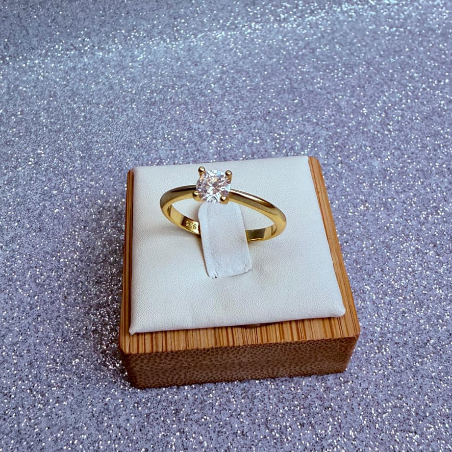 Anillo dama Diseño circón  en Plata 925 con Baño de Oro 18kilates