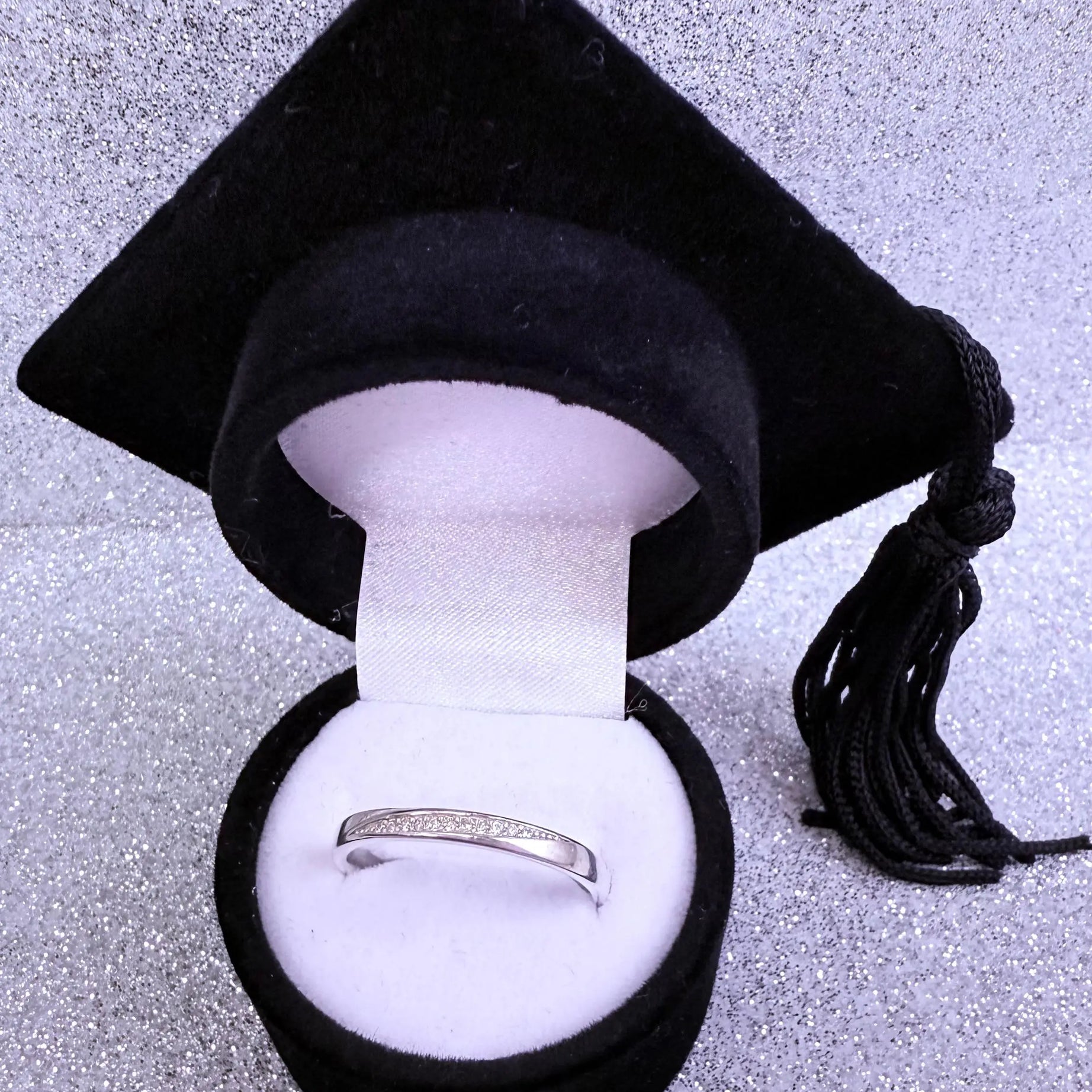 Anillo dama Cintillo con microcircones cristal Plata fina ley 925 con caja birrete negro