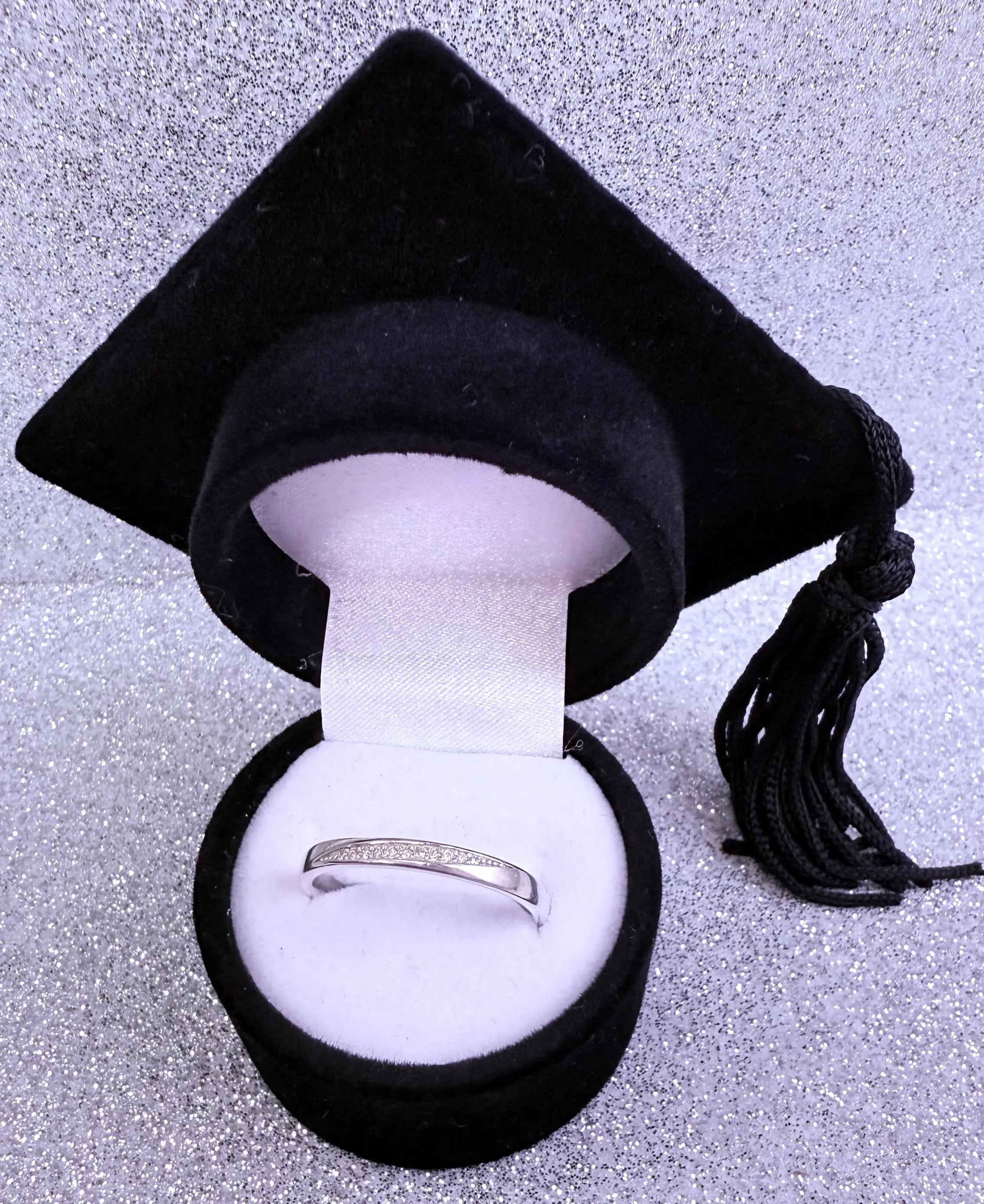 Anillo dama Cintillo con microcircones cristal Plata fina ley 925 con caja birrete negro