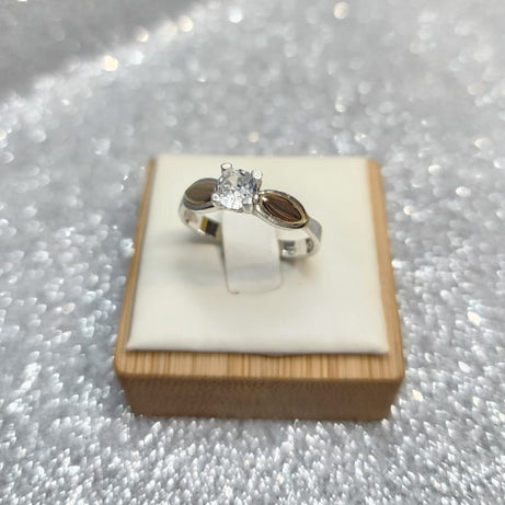 Anillo Dama Diseño solitario Circón P.925 con Oro de 14kilates