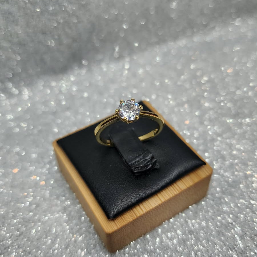 Anillo dama Diseño Solitario Circón  en Plata 925 con Baño de Oro 18kilates