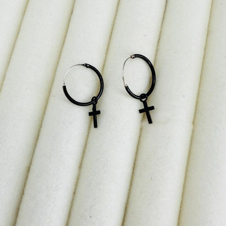 Aros Argolla Diseño liso con dije cruz esmaltado negro 10mm