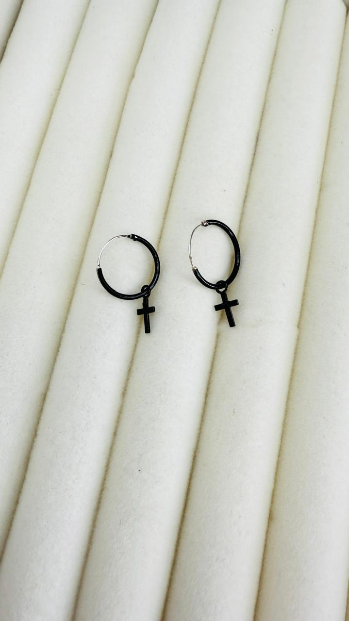 Aros Argolla Diseño liso con dije cruz esmaltado negro 10mm