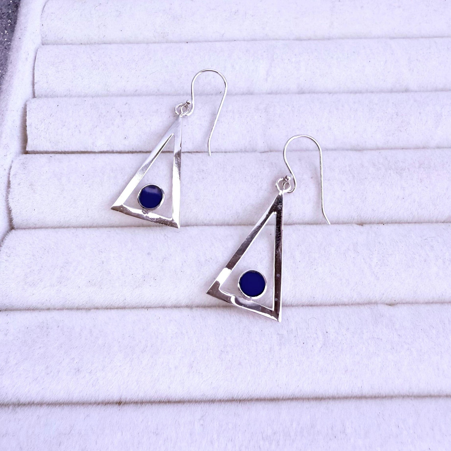 Aros dama Diseño Triangular con circulo Azul incrustado Plata fina ley 925