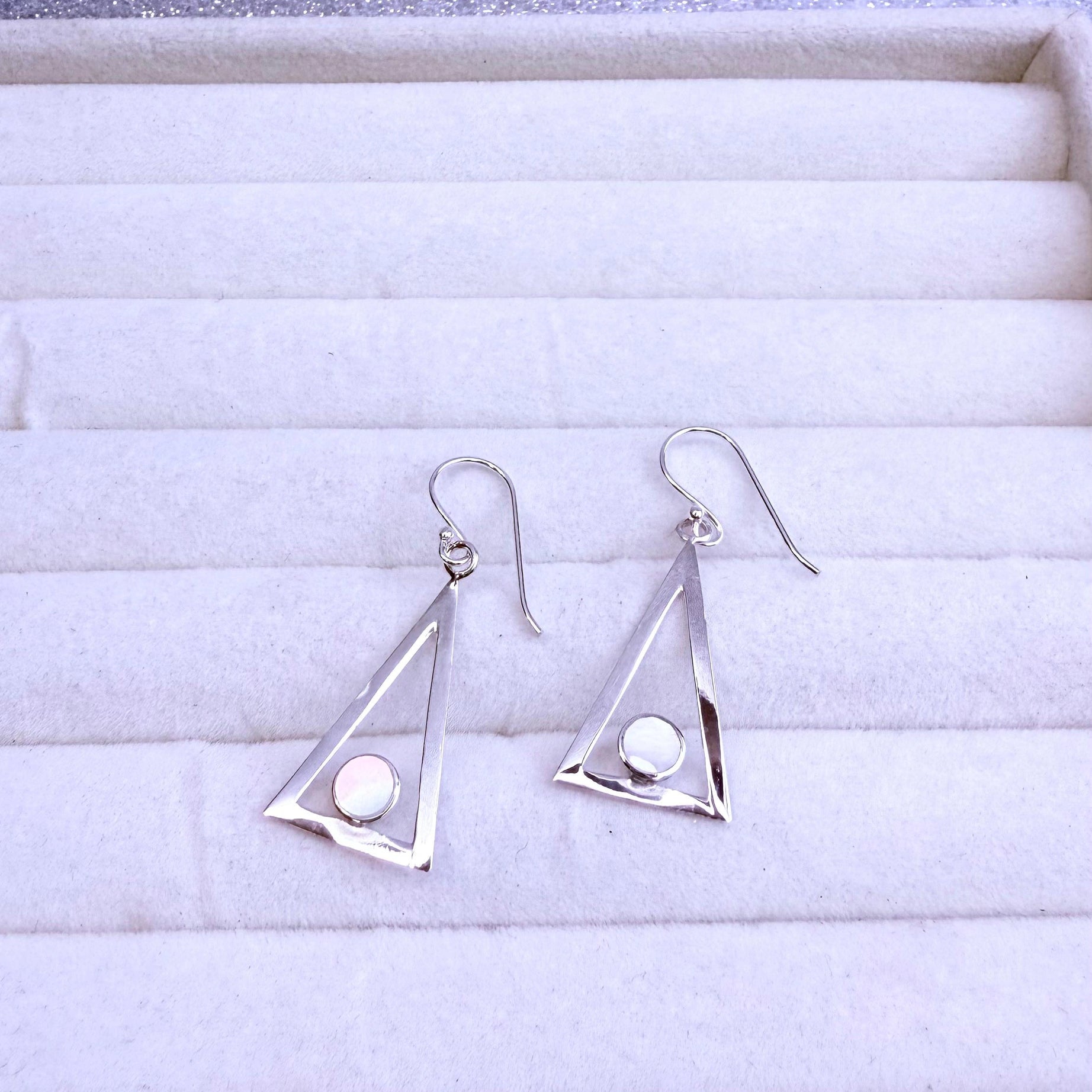 Aros dama Diseño Triangular con circulo de Nácar incrustado Plata fina ley 925