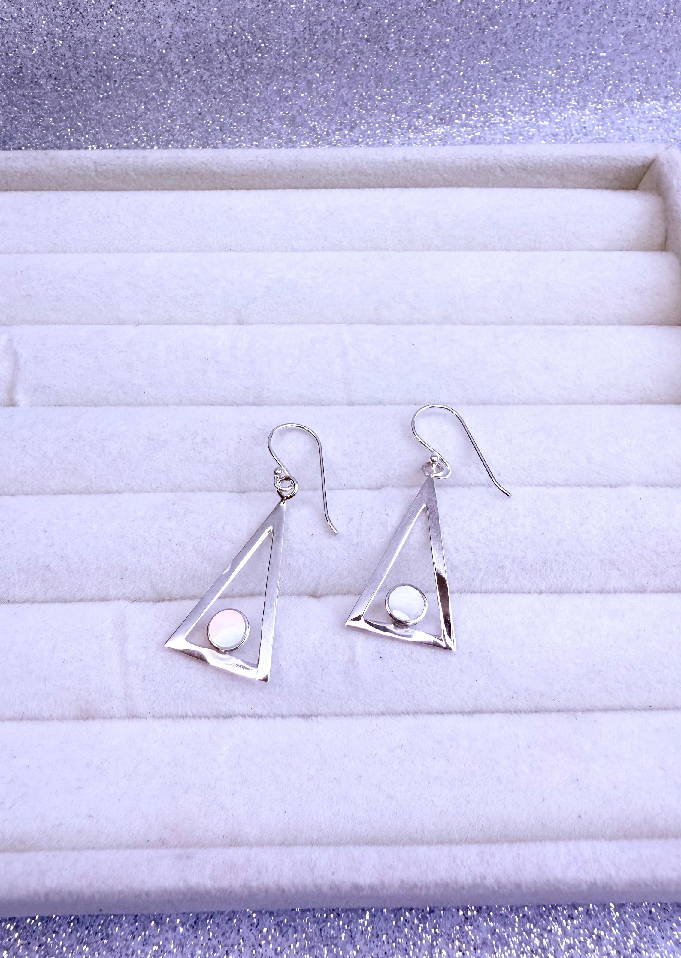 Aros dama Diseño Triangular con circulo de Nácar incrustado Plata fina ley 925