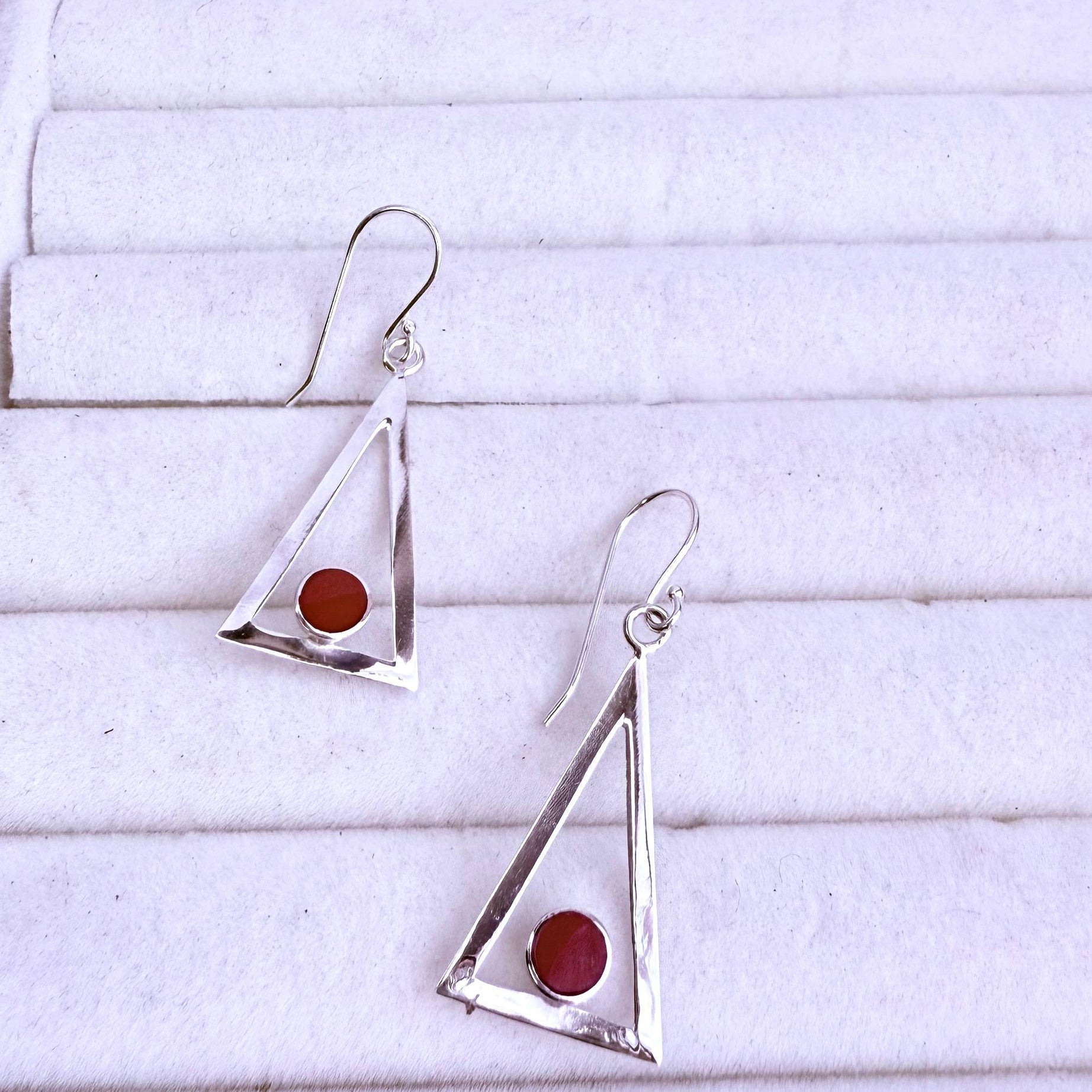 Aros dama Diseño Triangular con circulo Rojo incrustado Plata fina ley 925