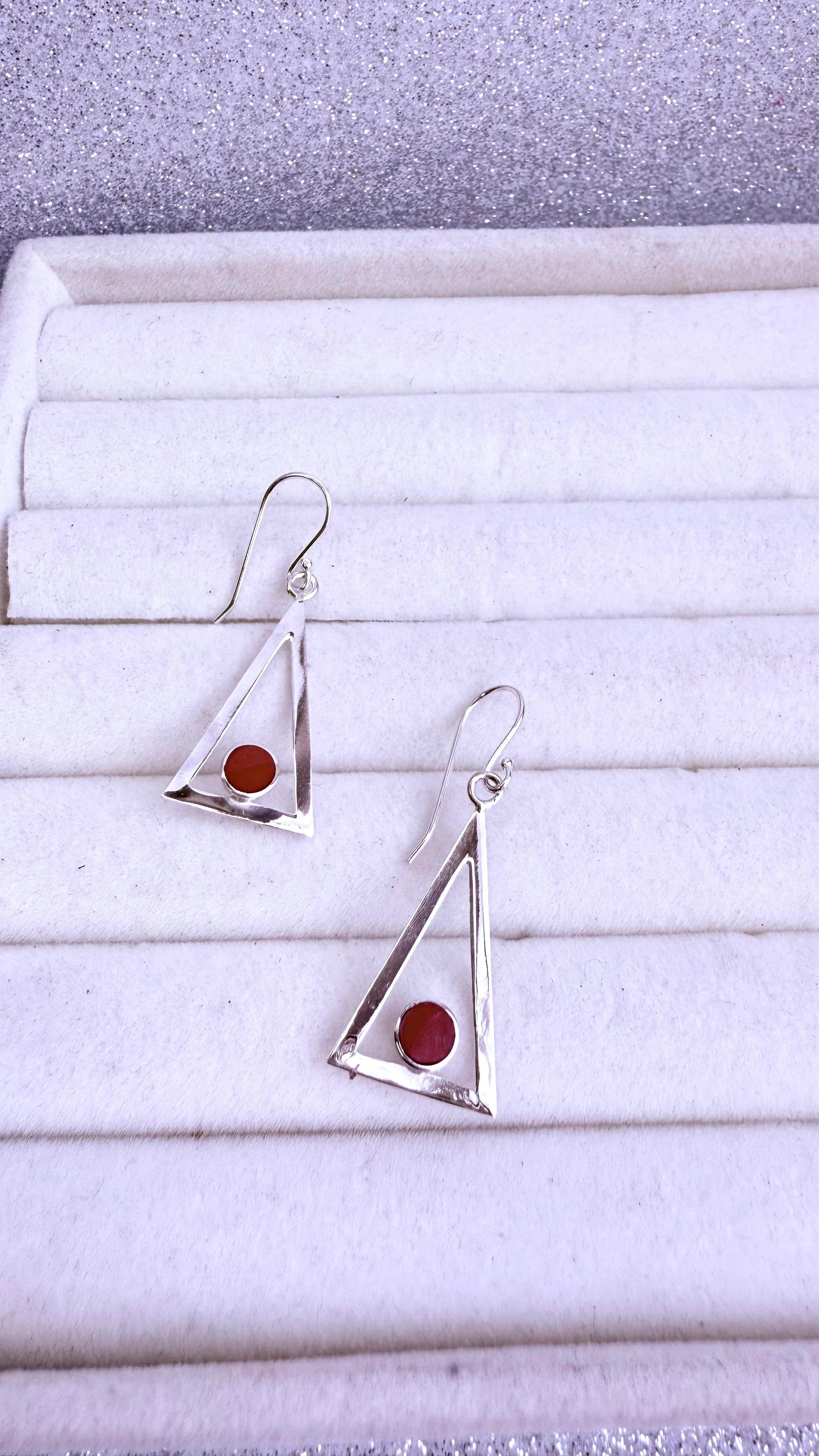 Aros dama Diseño Triangular con circulo Rojo incrustado Plata fina ley 925