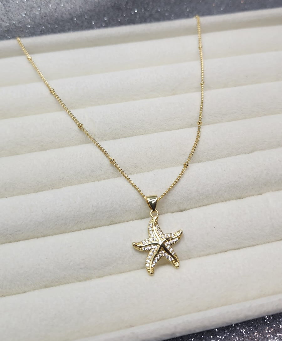 Collar Pelotitas con dije de Estrella de mar Baño de oro 18 kilates