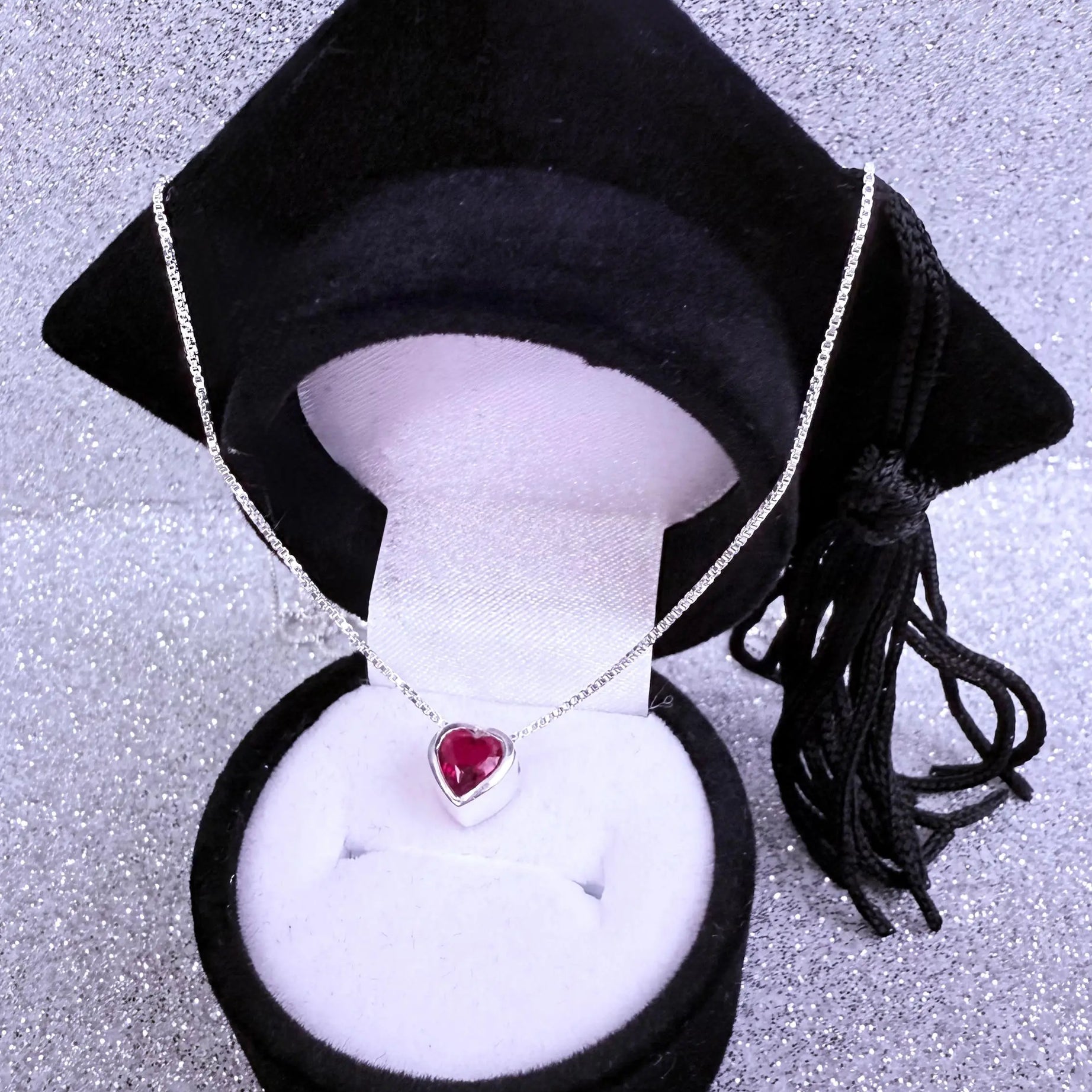 Collar corazón Rojo cadena veneciana de 45cm de largo Plata fina ley 925 con caja birrete negro