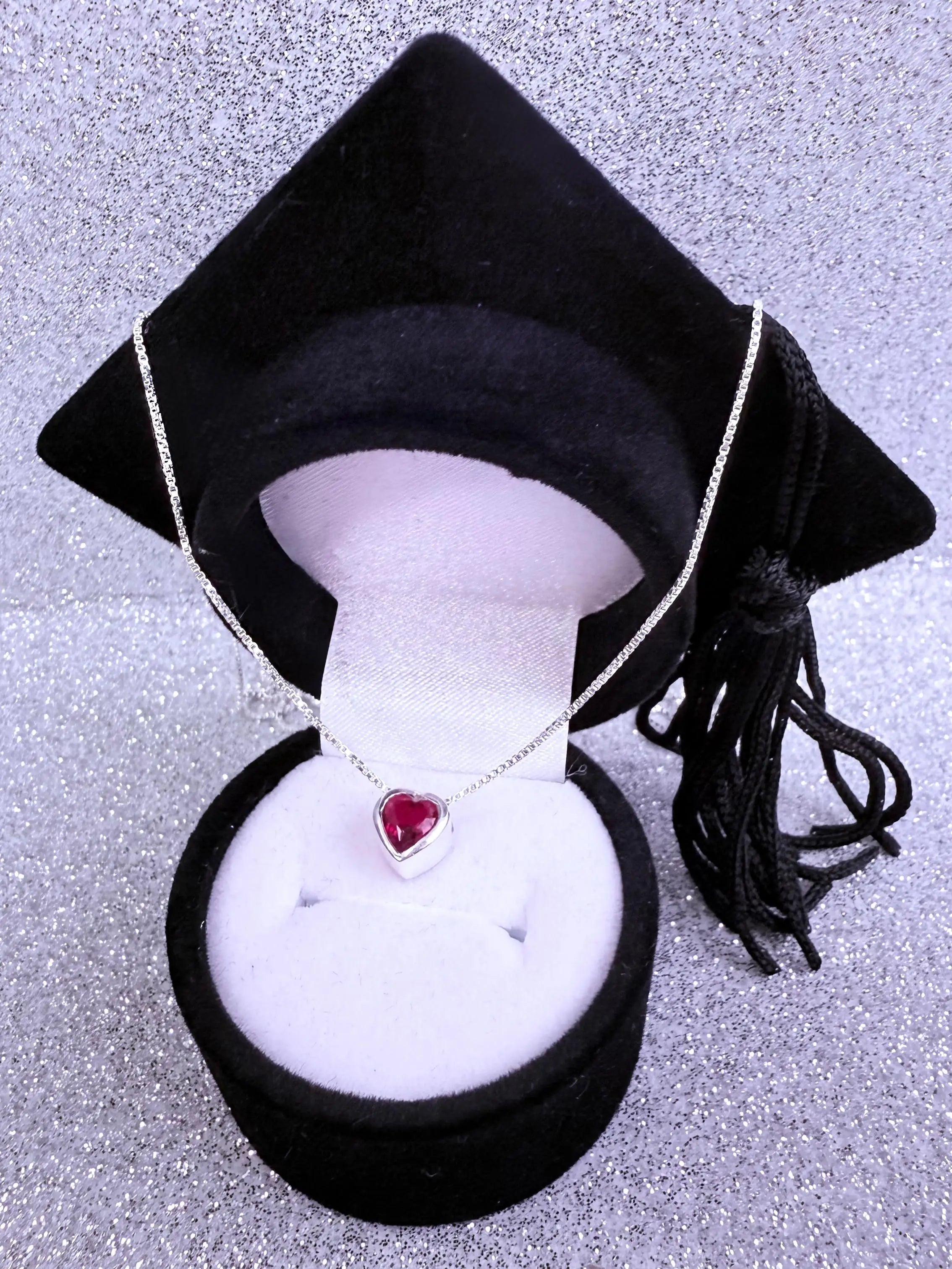 Collar corazón Rojo cadena veneciana de 45cm de largo Plata fina ley 925 con caja birrete negro