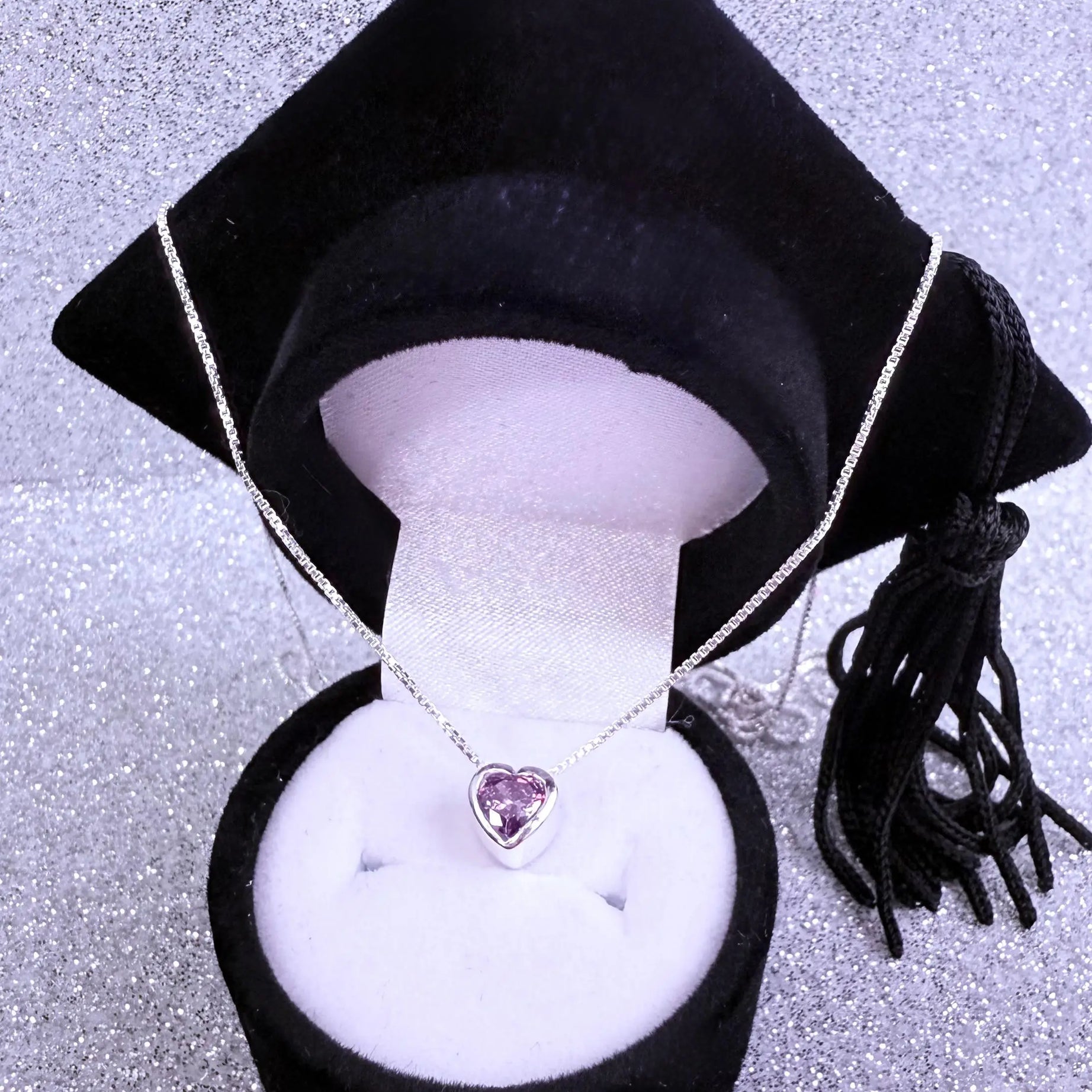 Collar corazón violeta cadena veneciana de 45cm de largo Plata fina ley 925 con caja birrete negro