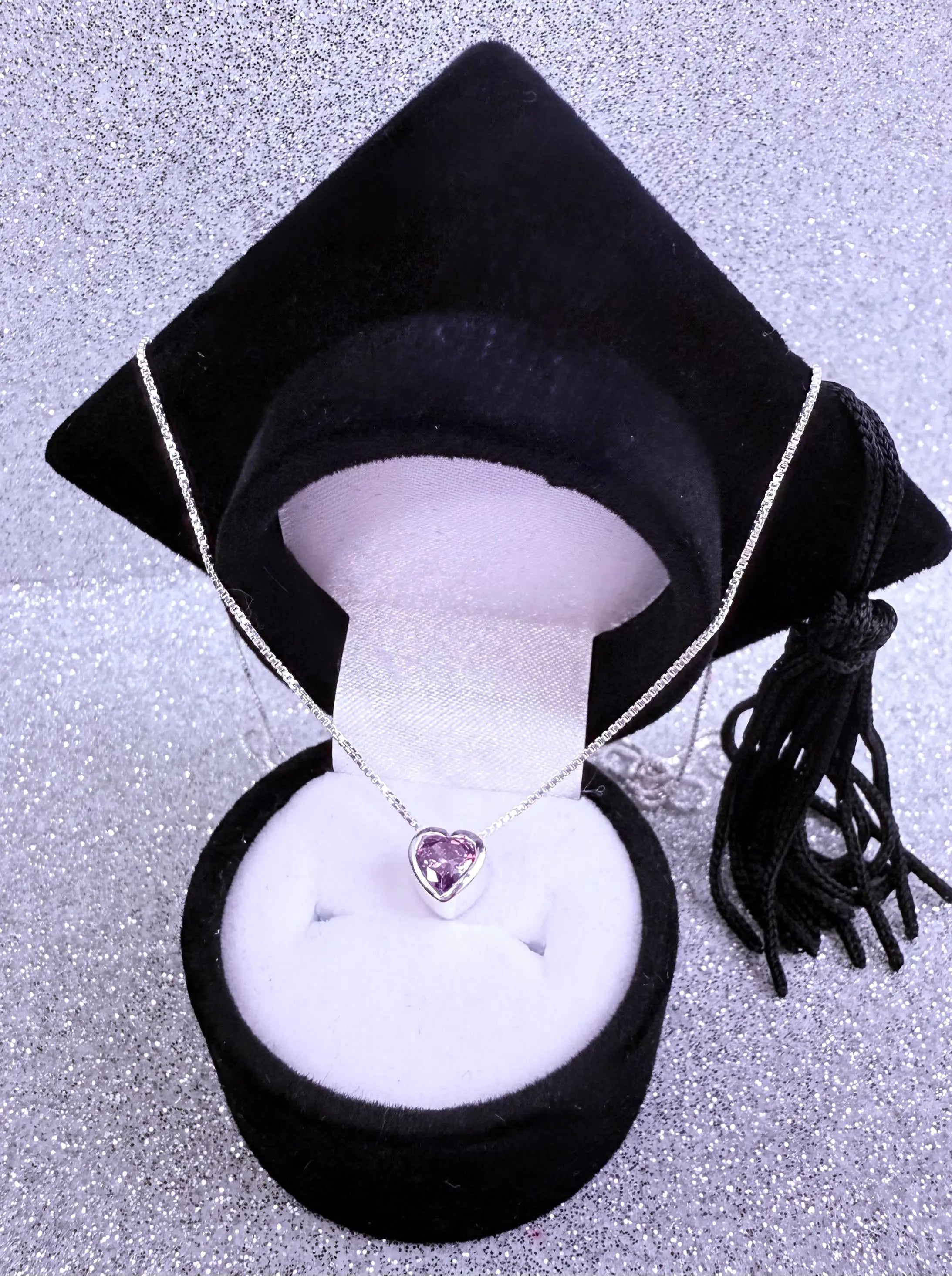 Collar corazón violeta cadena veneciana de 45cm de largo Plata fina ley 925 con caja birrete negro