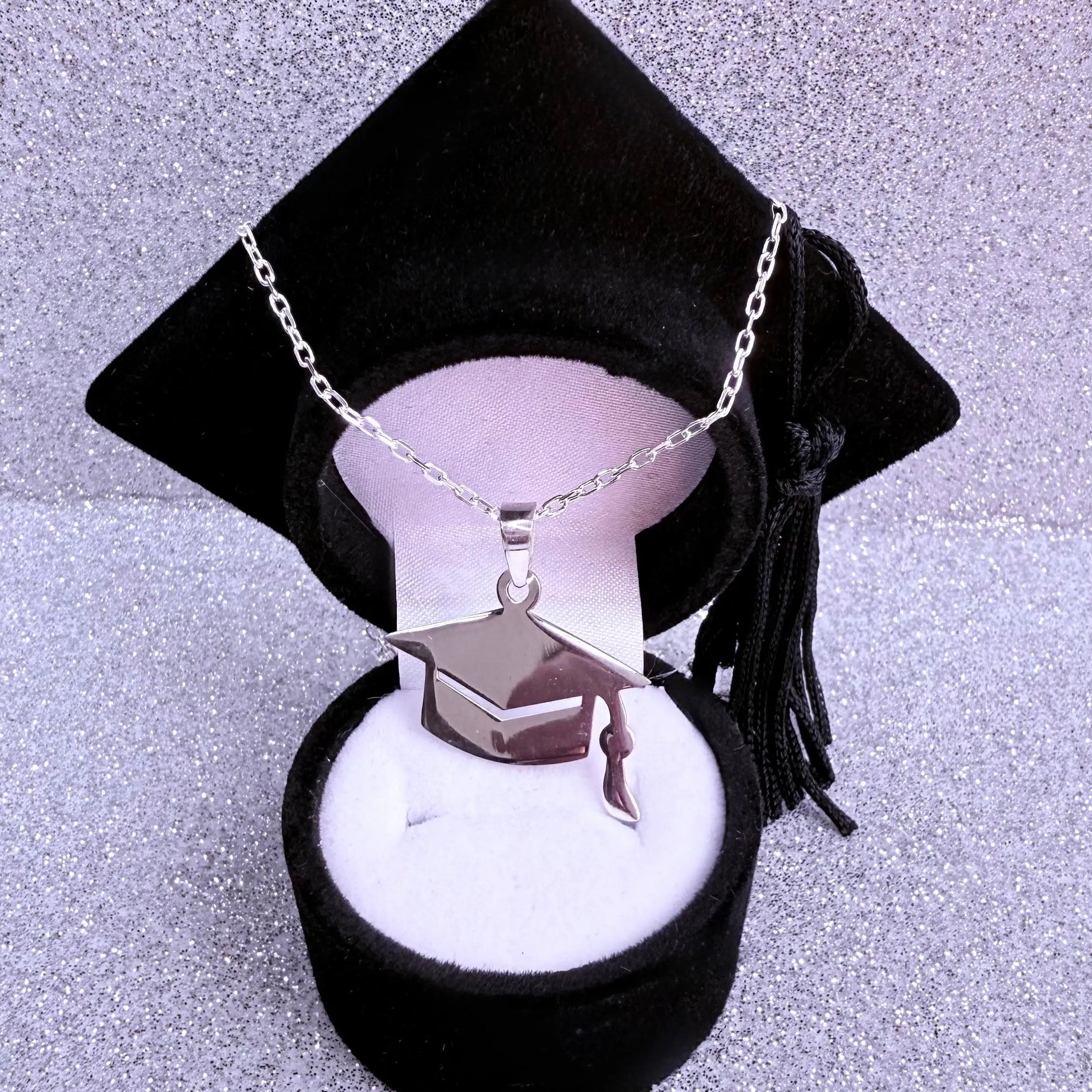 Dije Birrete con cadena tradicional 50cm de largo  Plata fina ley 925 con caja birrete negro