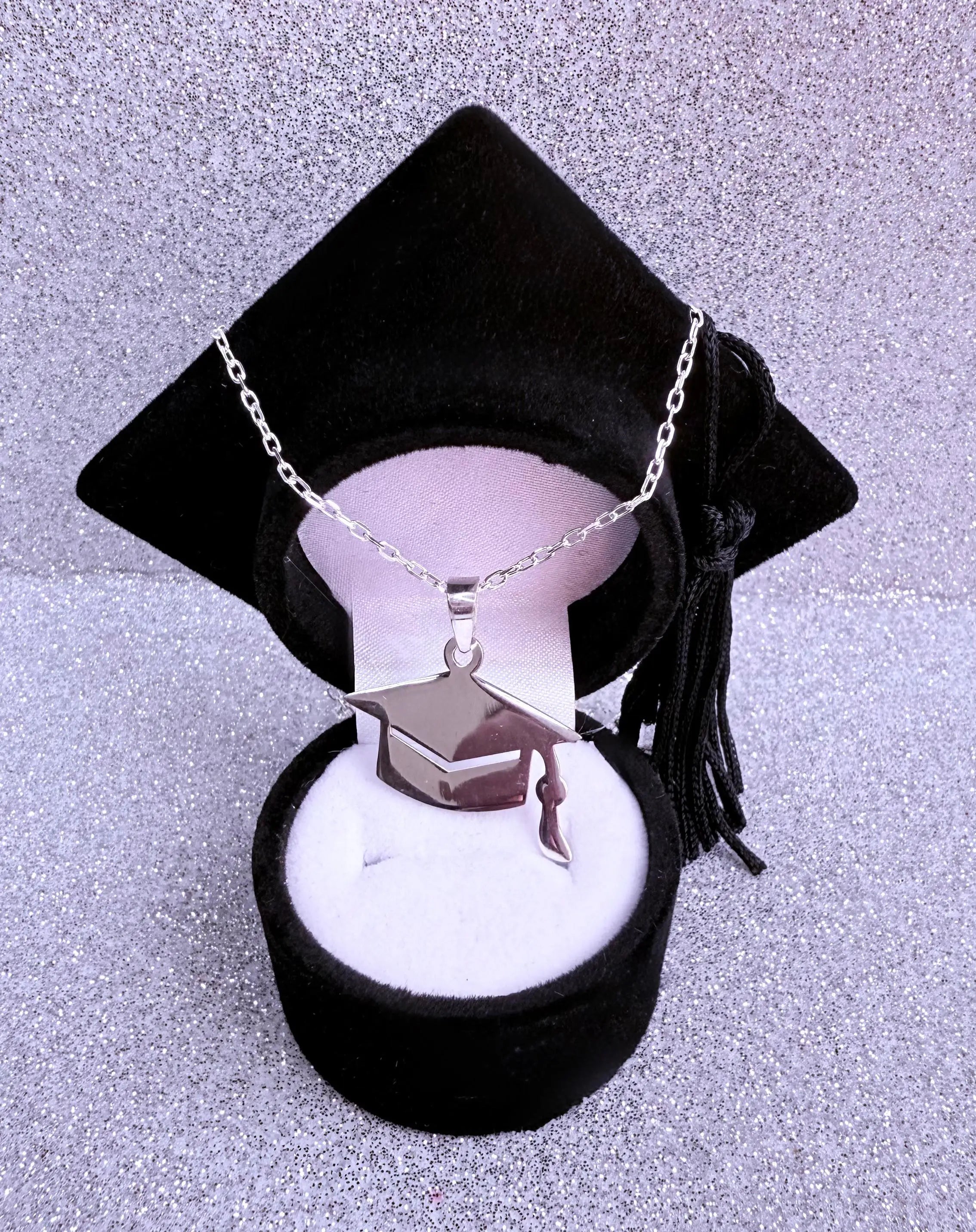 Dije Birrete con cadena tradicional 50cm de largo  Plata fina ley 925 con caja birrete negro