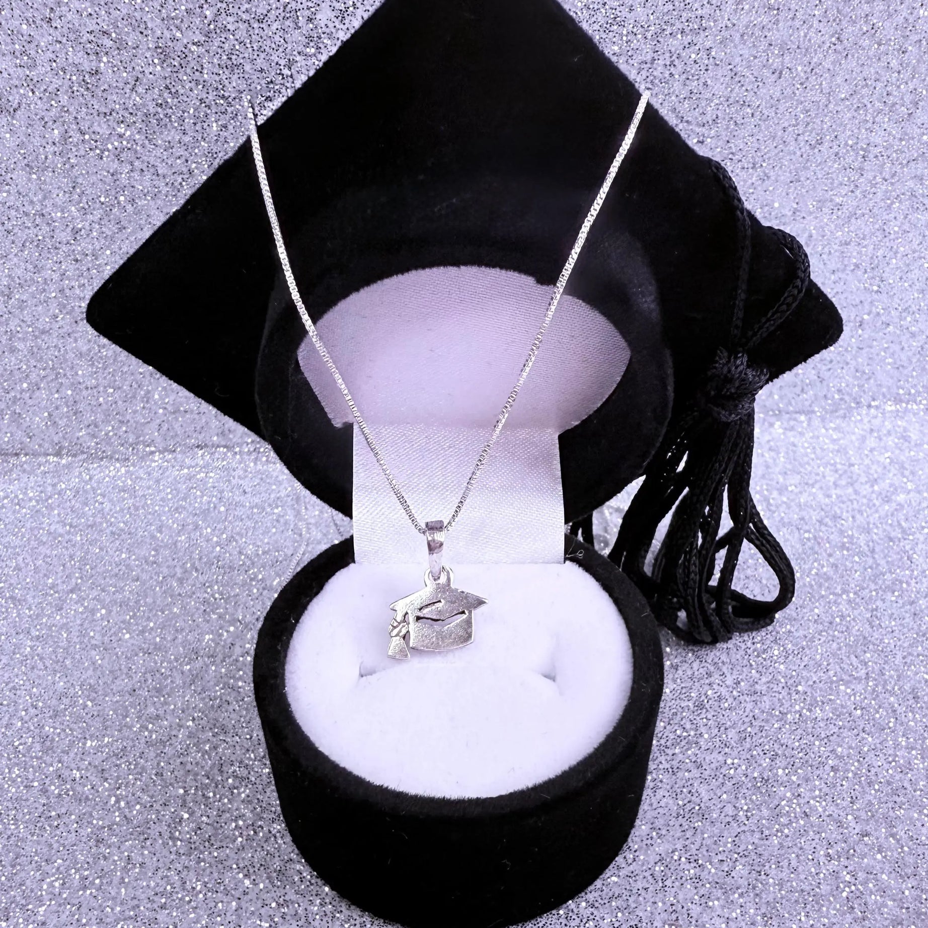 Dije Birrete con cadena veneciana 40/45/50cm de largo Plata fina ley 925 con caja birrete negro