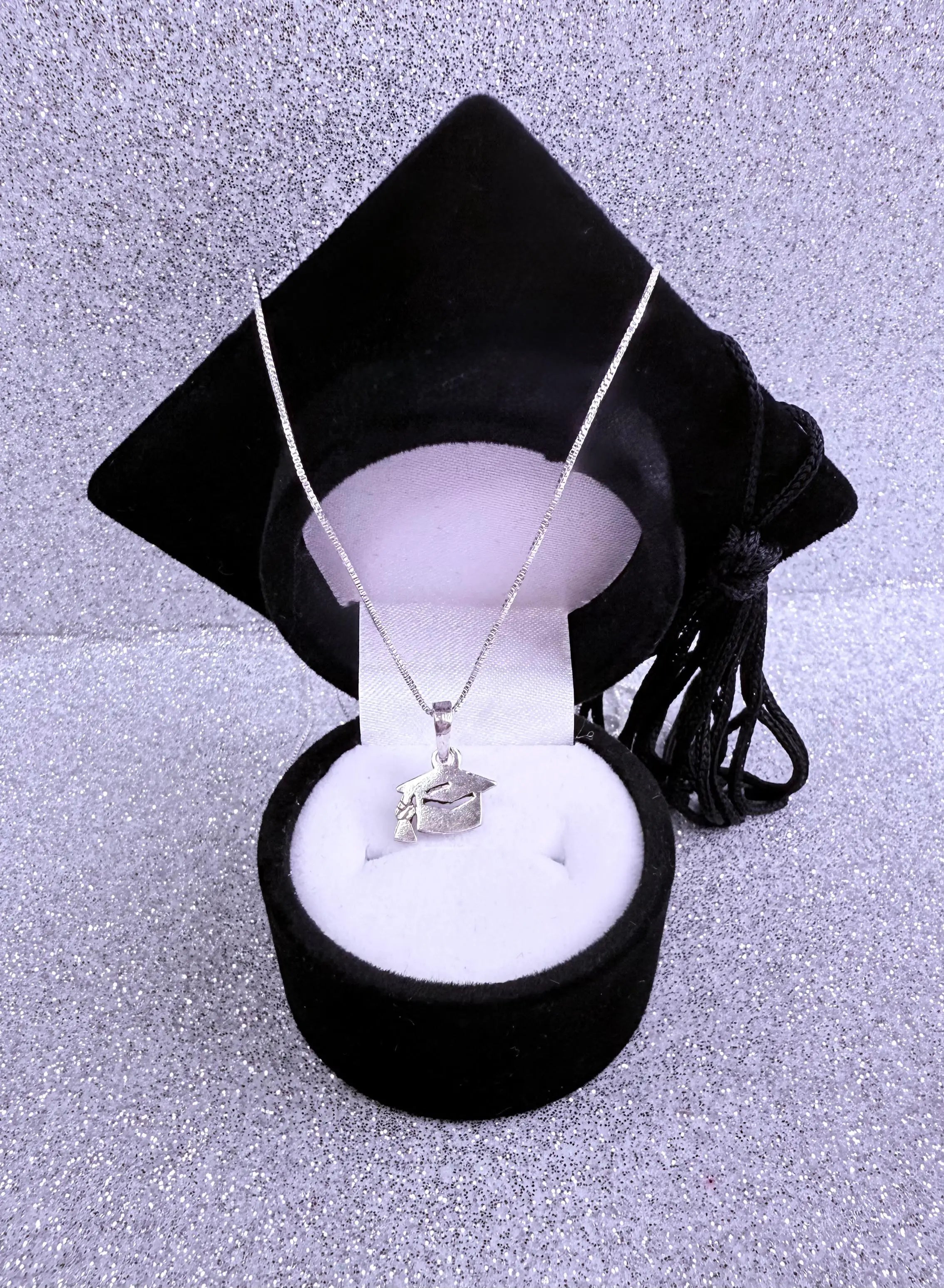 Dije Birrete con cadena veneciana 40/45/50cm de largo Plata fina ley 925 con caja birrete negro