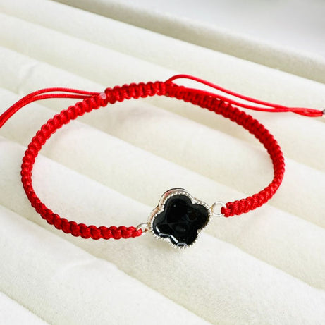 Pulsera Hilo Macramé Rojo Protección TREBOL con esmaltado Negro