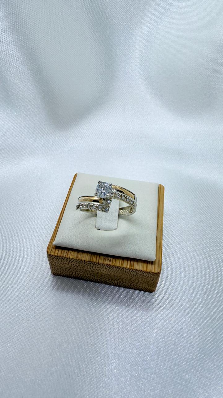 Anillo Dama Diseño Circón con incrustaciones de Microcircones P.925 con Oro de 14k.