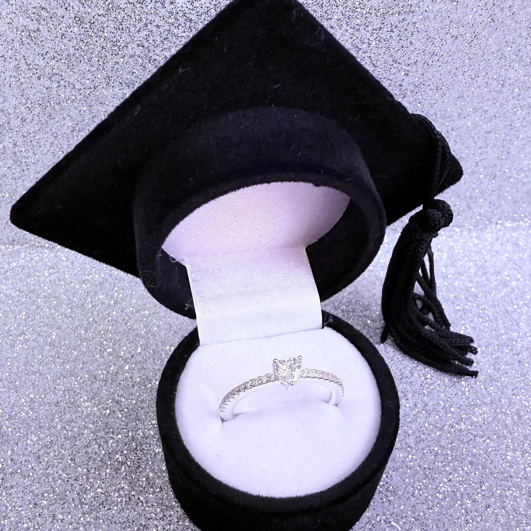 Anillo dama Corazón Cristal con microcircones cristal Plata fina ley 925 con caja birrete negro