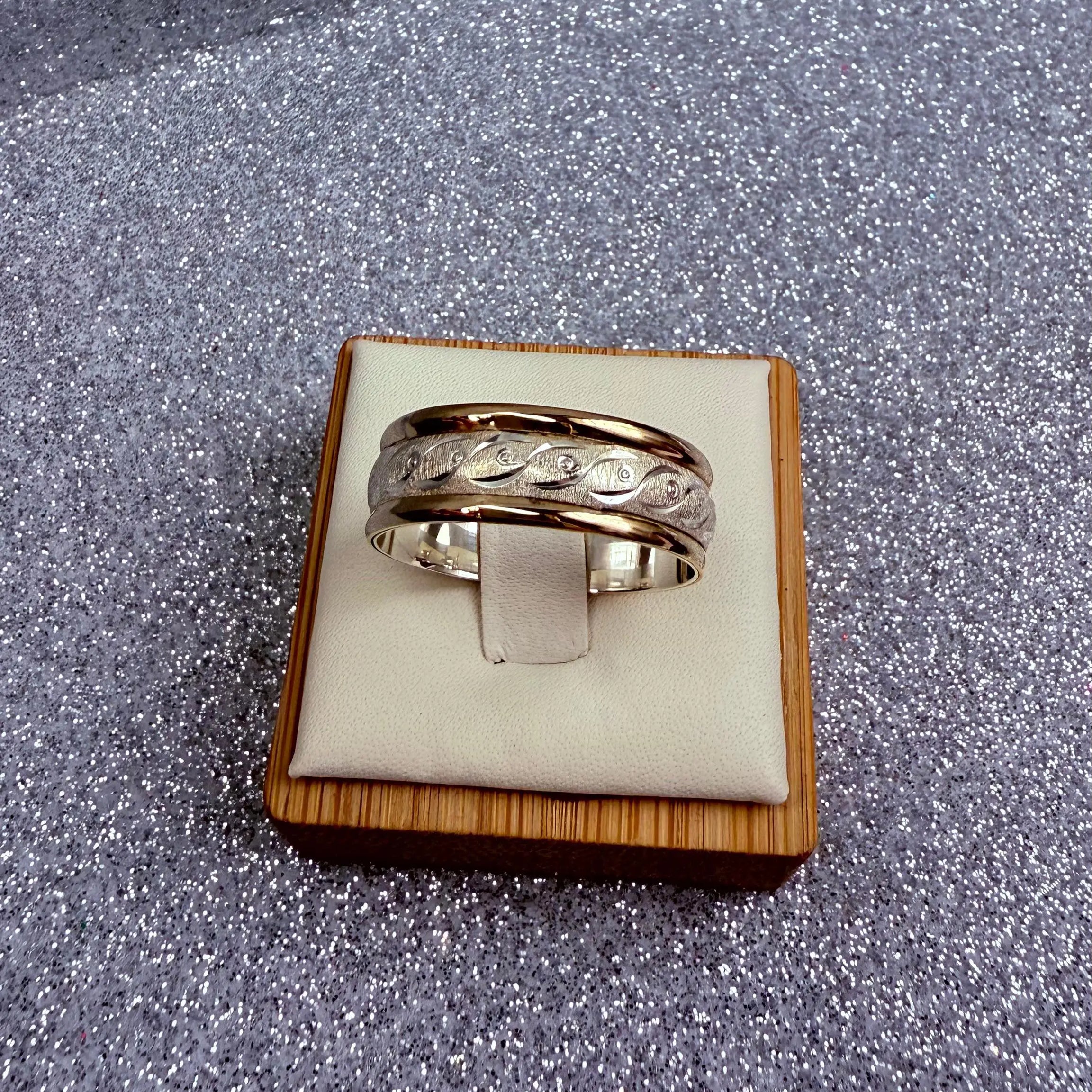 Anillo Argolla Diseño cadenitas punto  Plata fina ley 925 con Oro de 14 kilates, laminado.