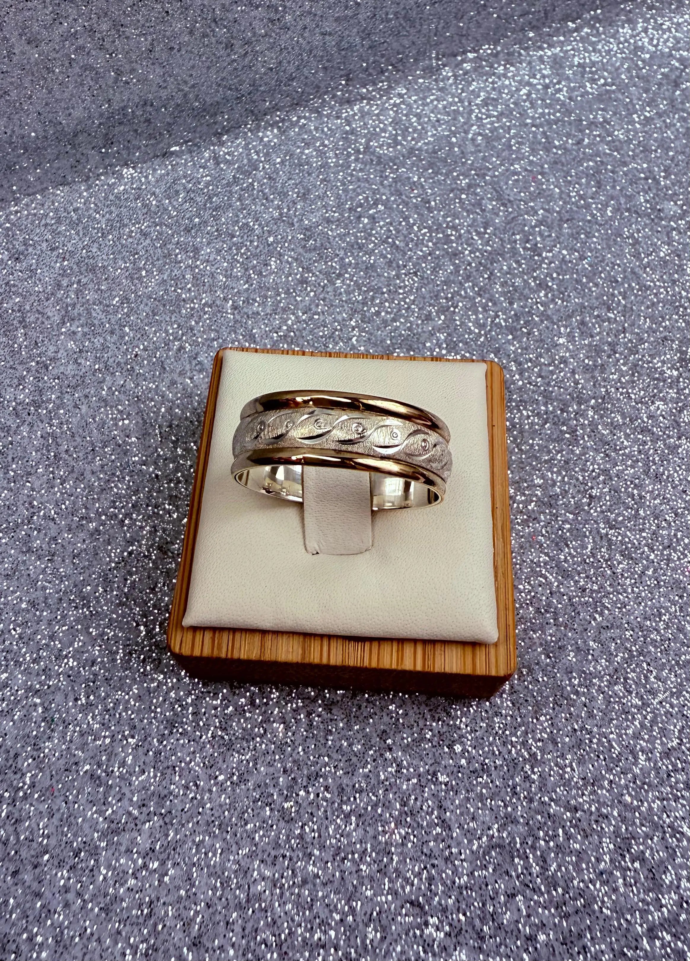 Anillo Argolla Diseño cadenitas punto  Plata fina ley 925 con Oro de 14 kilates, laminado.