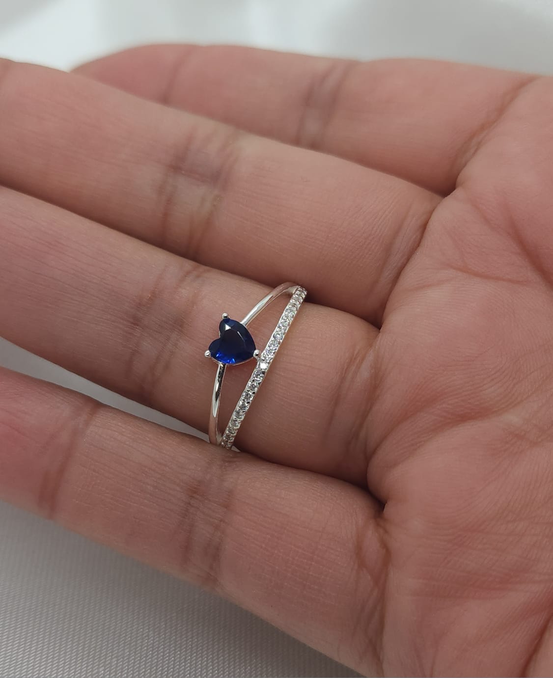 Anillo Dama diseño Corazón Circón Azul con incrustación de Microcircones