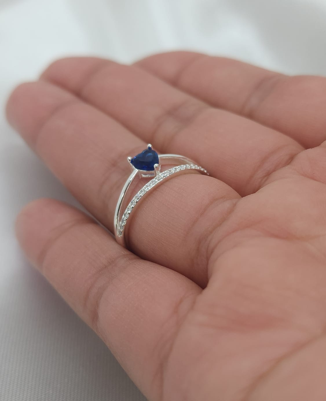 Anillo Dama diseño Corazón Circón Azul con incrustación de Microcircones