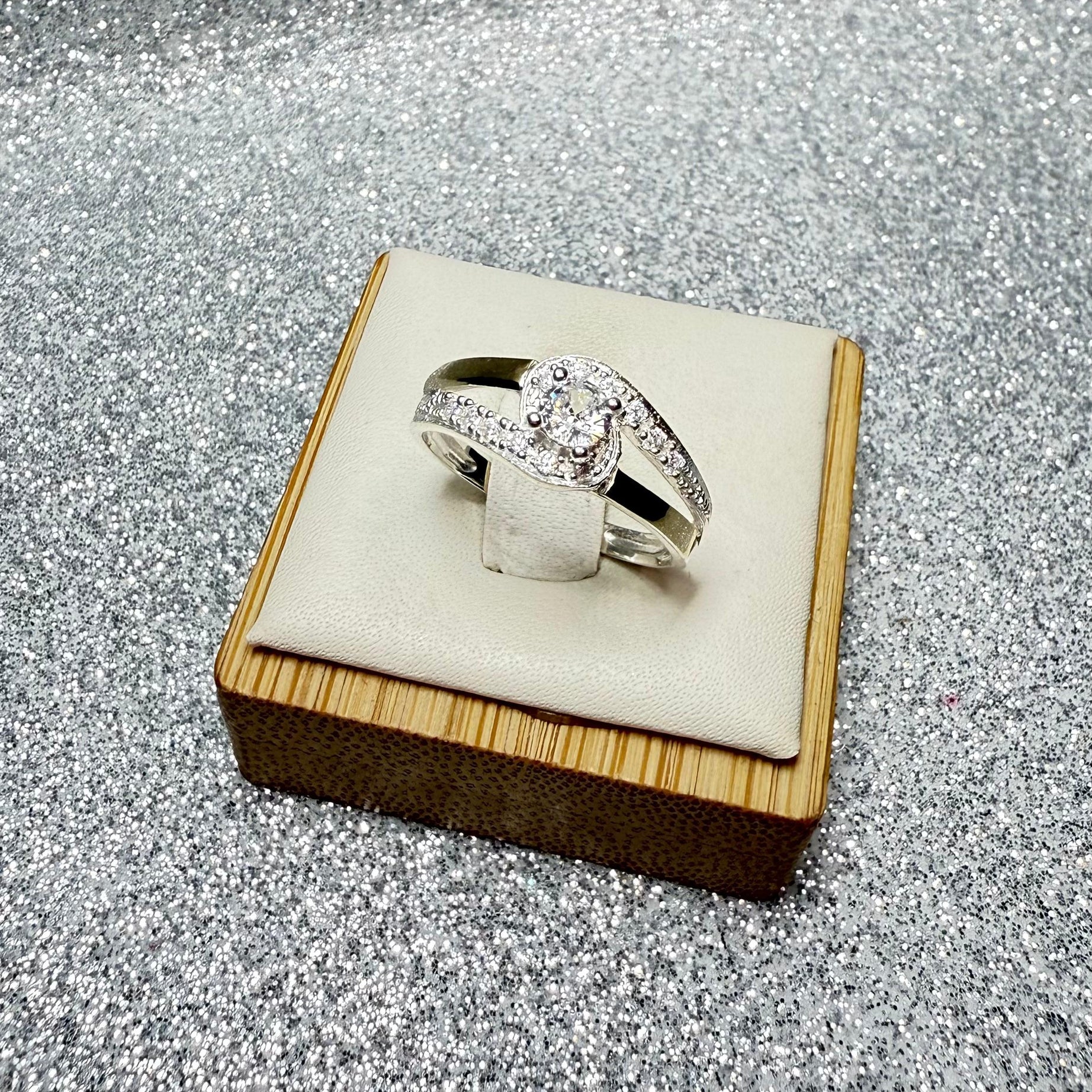 Anillo Dama Diseño Circón cintillo P.925 con Oro de 14kilates